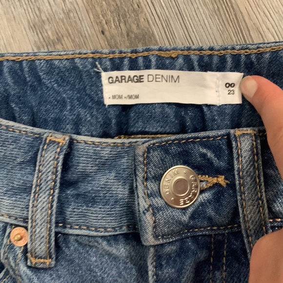 Garage denim short in a medium wash. Size women’s 00 - Picture 2 of 2